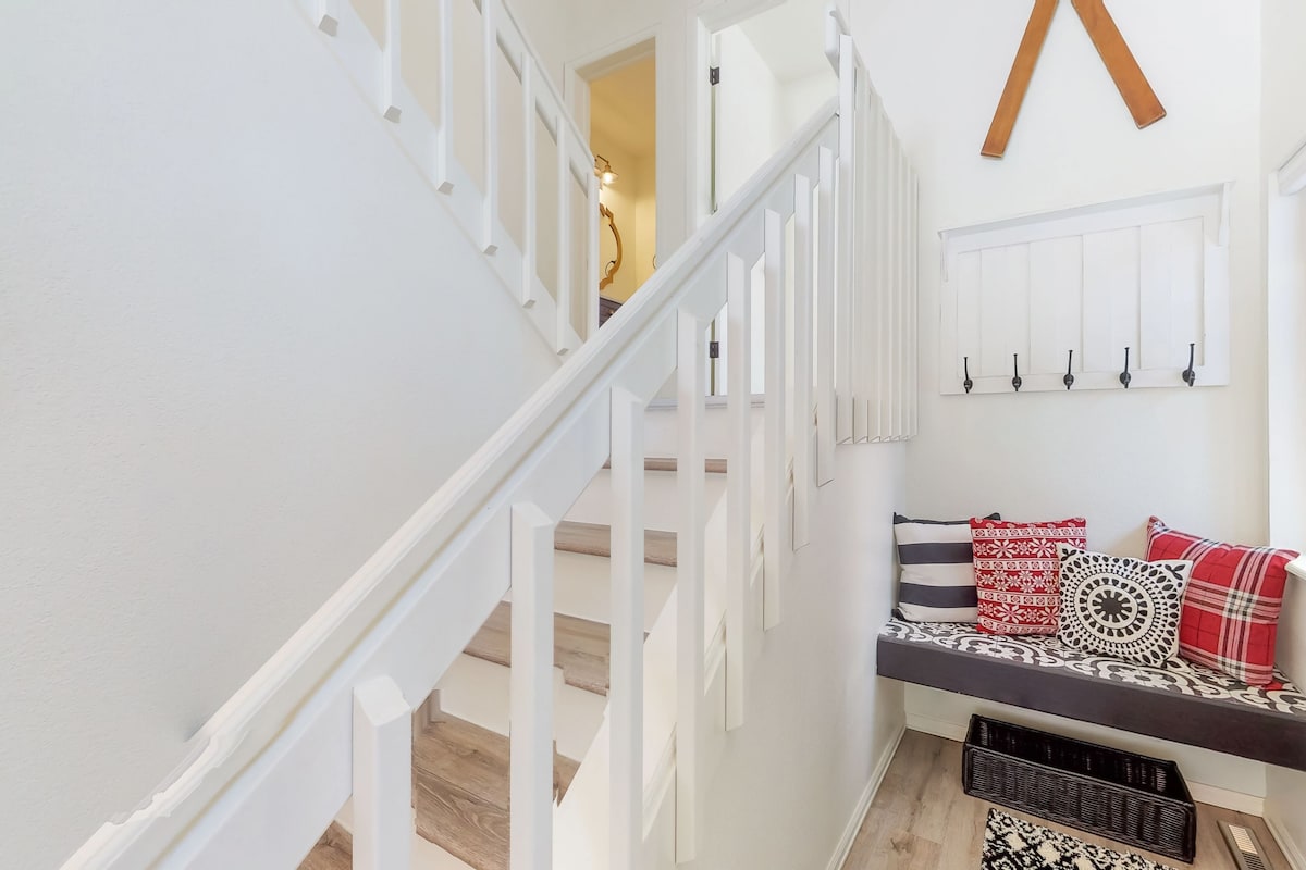 Newly renovated home with WiFi, fireplace, pool, hot tub & tennis