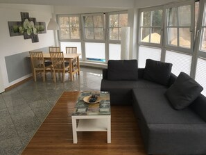 Wohnzimmer mit Essbereich