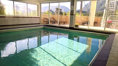Gran villa soleada con piscina cubierta climatizada, ideal para un descanso en todas las estaciones.