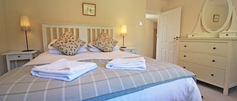 Spacious double room with kingsize bed