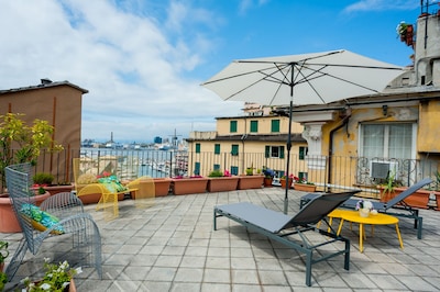 Old Genoa apartment - 100 meters Aquarium, terrace with sea view, families