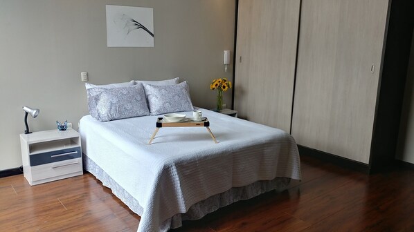 Bedroom with Queen Size Bed