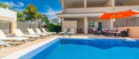 Villa con piscina para 8 en Playa de Muro www.Mallorcavillaselection.com
