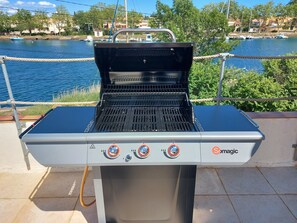 Gaz barbecue for nice evenings at the terrace.