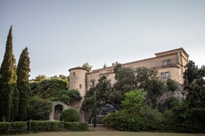 Véritable petit château provençal 5 étoiles 
avec tennis et piscine