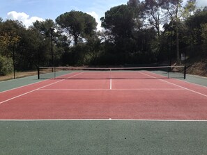 Terrain de tennis à l 'état neuf !