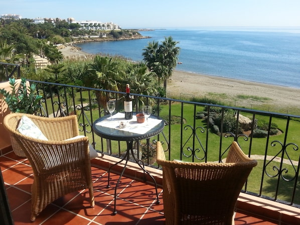 Enjoy your stay! 
A glas of wine on the terrace with a stunning seaview.