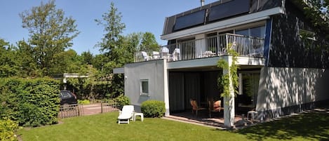 Huis met grote tuin en overdekt terras