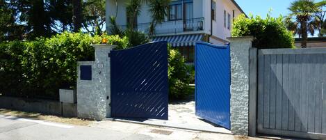 House Entrance with Electric Gate