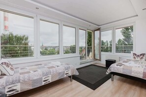 Room with two single beds and access to the balcony.