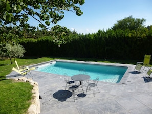 pool with seating