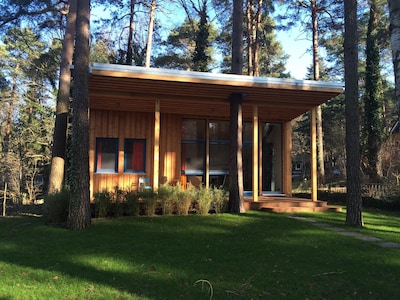 hermosa casa de madera con muebles exclusivos y ventanas panorámicas en Schwielowsee