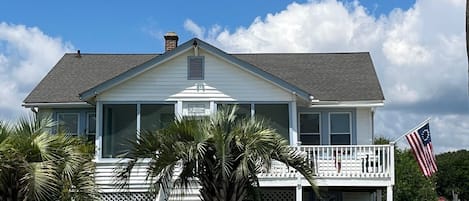  Isle of Palms historical cottage that has been up-dated and has 5 bedrooms