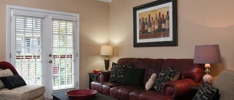 comfy living area, lots of seating, cute décor. 