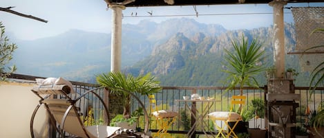 Vue sur la terrasse depuis la porte d'entrée
