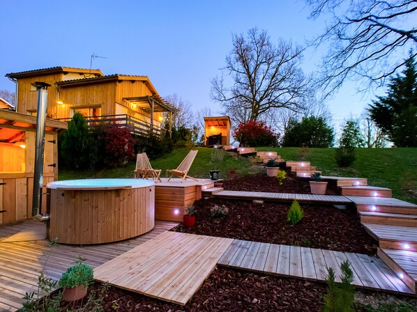 Outdoor spa tub