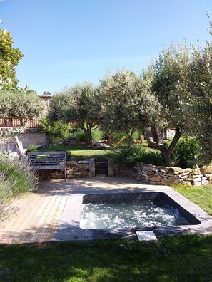 Outdoor spa tub