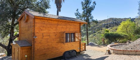 Come relax in this magical tiny cabin.