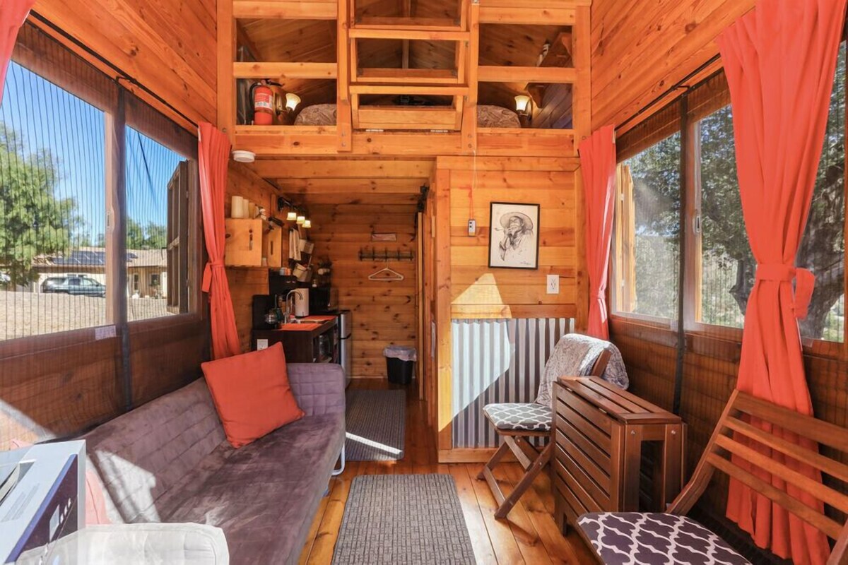 Ramona Wine Country Cabin Near San Diego. Walk to wineries. Pool.
