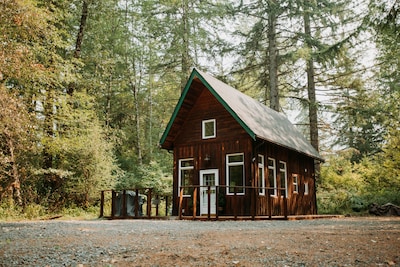 Hera's Chalet with Hot Tub & Sauna