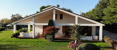 Frontale con portico - The front of the house with the main porch 