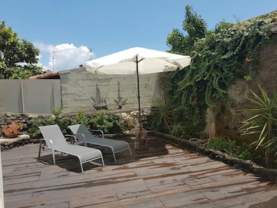 "Atelier", antigua casa siciliana de la vendimia las laderas del Etna, el mar a 4 Km.