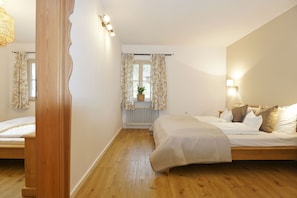 Ferienwohnung Mirabelle barrierefrei 60 qm bis 4 Personen, EG, 2 sep.Schlafzimmer-Schlafzimmer1 mit Durchgang zu Schlafzimmer 2