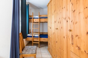 Schlafzimmer mit Doppelbett + Etagenbett + Kleiderschrank
