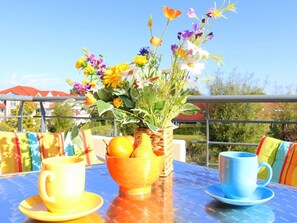 möblierter Balkon