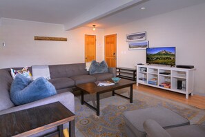 Living room w/smart TV