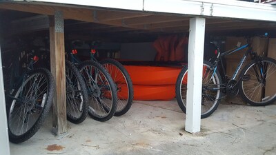  WATERFRONT PARADISE AT VENTURE OUT+4 BIKES & 2-2 SEAT KAYAKS! KING & QUEEN BEDS