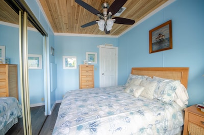  WATERFRONT PARADISE AT VENTURE OUT+4 BIKES & 2-2 SEAT KAYAKS! KING & QUEEN BEDS