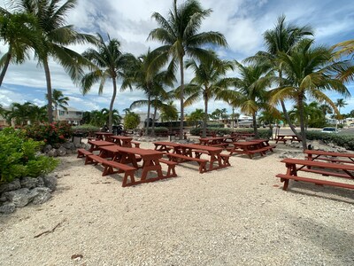  WATERFRONT PARADISE AT VENTURE OUT+4 BIKES & 2-2 SEAT KAYAKS! KING & QUEEN BEDS