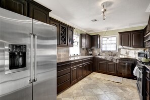 Fully furnished kitchen with granite countertops