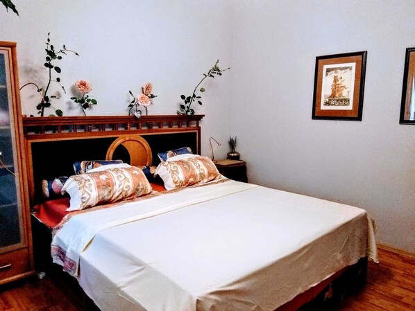 Double room with private bedroom and toilet on the ground floor