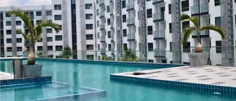 swimming pool citué in the 3 floors long doing the around the building center.
