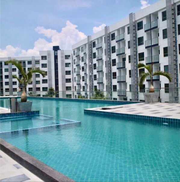 swimming pool citué in the 3 floors long doing the around the building center.
