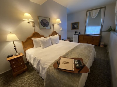 Romantic Boutique Hotel / Bed and Breakfast - Standard King With Gas Fireplace and Whilpool Bathtub