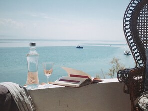 Sunny days, uninterrupted sea view and a good read.. Nothing more nothing less 