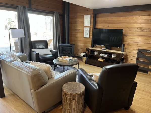 Great room  w/SMART TV, leather sofa, & reclining leather chairs. Gas fireplace