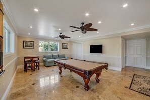 Billiard room w/ pool/ping pong table, Smart TV, Queen sleeper, Full Bathroom 