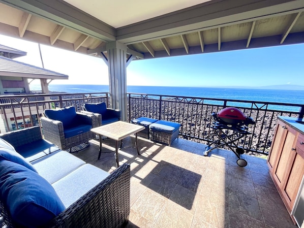 Lanai to lounge and watch the waves