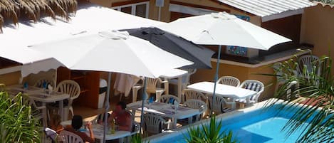 ARGENTIERE-CLUB: Le restaurant côté piscine