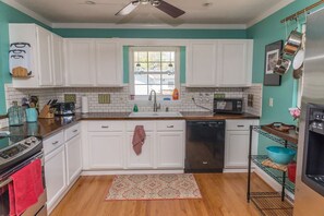 Farmhouse-style kitchen with all you need to cook and enjoy your vacation.