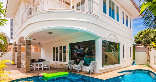 Luxurious villa with 4 bedrooms and a private pool.