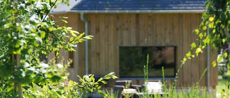 La petite maison de Rose vue du plan d'eau