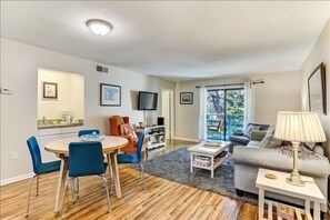 Living Room/Dining Area