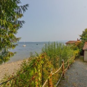 A short stroll to the beach (bring beach shoes)