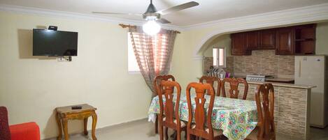 Air conditioned Two Bedroom apartment - Sleeps 6