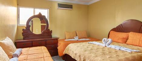 Air conditioned 2 bedroom Apartment Sleeps 6